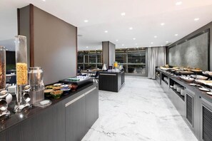 Petit déjeuner buffet servi en supplément en semaine