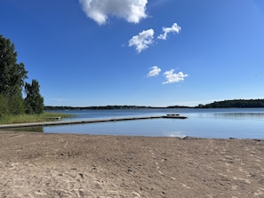 Nära stranden och solstolar