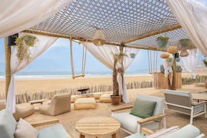 2 bares, bar junto a la piscina