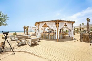 2 Bars/Lounges, Poolbar