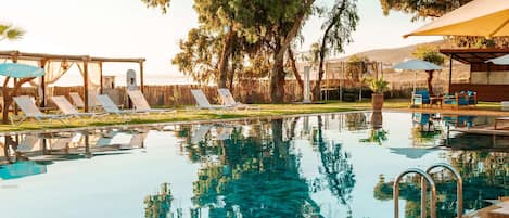 Piscine extérieure, chaises longues