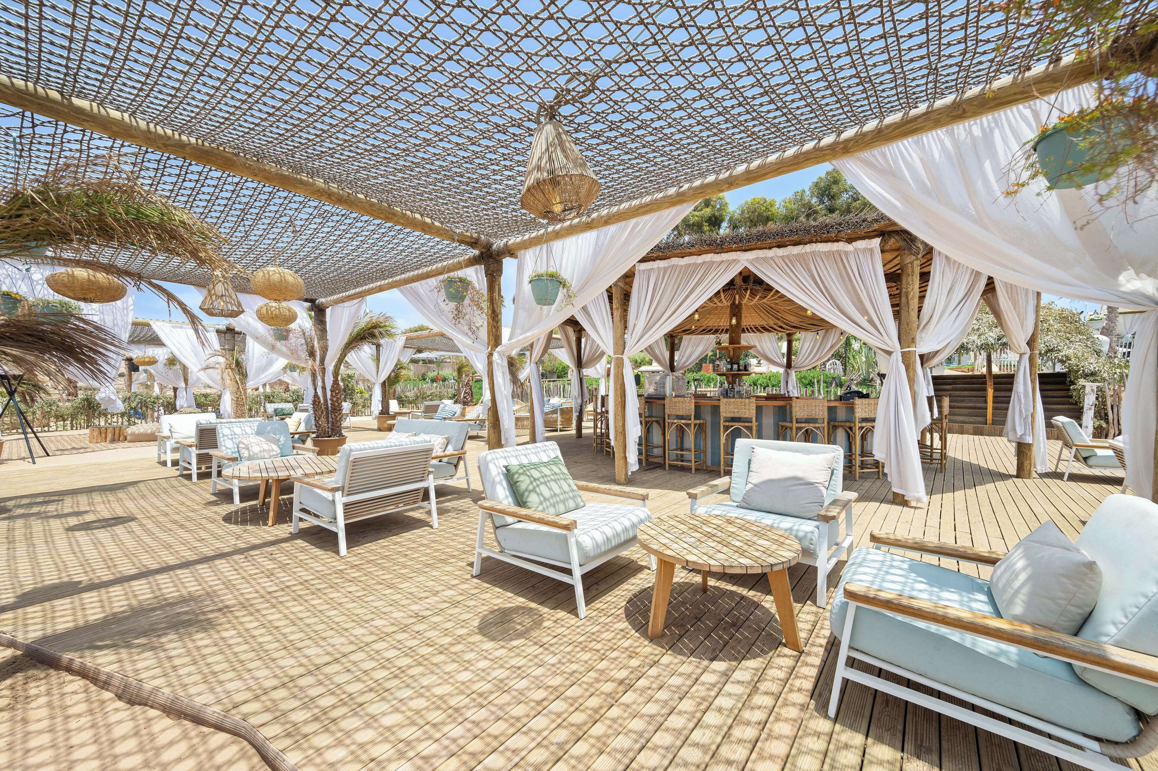 2 间酒吧/酒廊、池畔酒吧