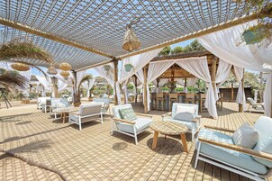 2 bares, bar junto a la piscina