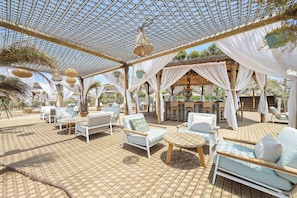 2 Bars/Lounges, Poolbar