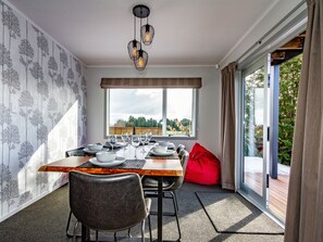 Dining - Sunshine and Snow Lodge - Ohakune Holiday Home (Ohakune)