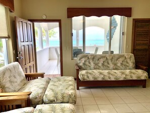 Apartamento (Suite 3A) | Sala de estar | Una televisión de pantalla plana