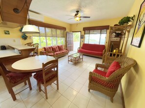 公寓客房 (Suite 4) | 起居區 | 平面電視