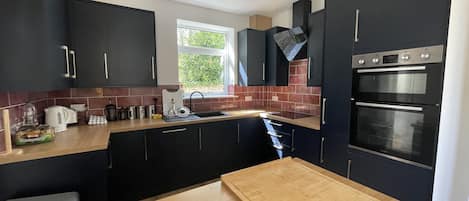 Casa, varias camas | Cocina privada | Refrigerador, horno, parrilla de estufa y lavavajillas