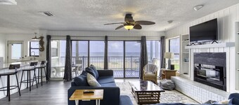 The Funky Pelican Retreat-Direct Oceanfront Sunrise