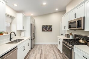 Fridge, microwave, oven, stovetop - Phoenix, Scottsdale, MAYO Clinic, Kierland, Scottsdale Quarter, NEW Spa (Phoenix)