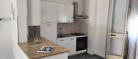 Réfrigérateur, four, plaque de cuisson