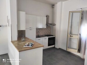 Kühlschrank, Ofen, Herdplatte, Kochgeschirr/Geschirr/Besteck