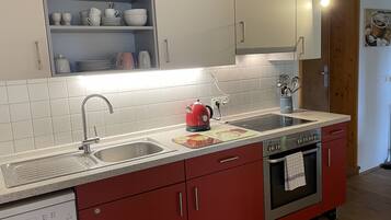 Jääkaappi, mikroaaltouuni, uuni, liesi