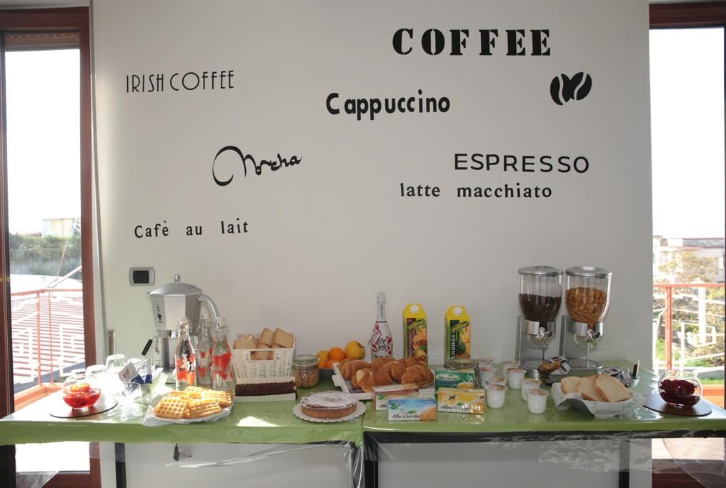 Ein Frühstücksbuffet mit Kaffeevariationen wie Cappuccino und Espresso, sowie eine Auswahl an Gebäck und Getränken.