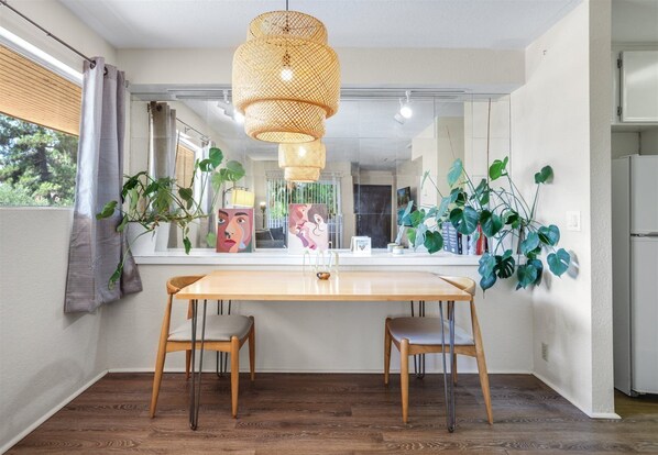 Condo (Los Felices 200) | Cocina privada | Refrigerador, microondas, lavavajillas y cafetera y tetera 