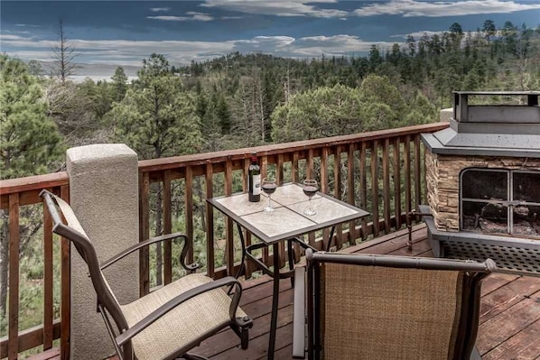 Cabane, plusieurs lits, bain à remous, vue montagne | Balcon