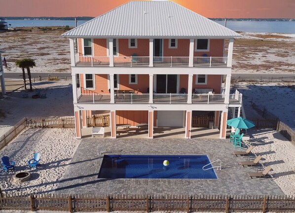 Un immeuble à plusieurs étages doté d’une piscine, d’un espace extérieur aménagé et offrant une vue sur la plage.