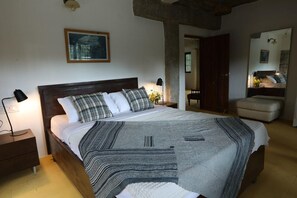 1 soverom, skrivebord, strykejern/-brett og wi-fi (mot et tillegg)