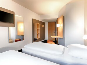 Twin kamer | Luxe beddengoed, een bureau, geluiddichte muren, gratis wifi