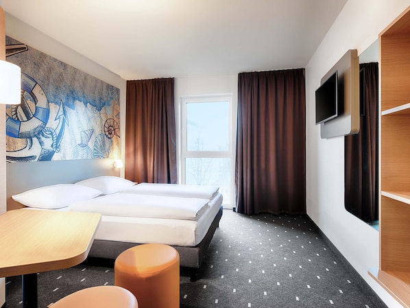 Premium bedding, desk, soundproofing, free WiFi