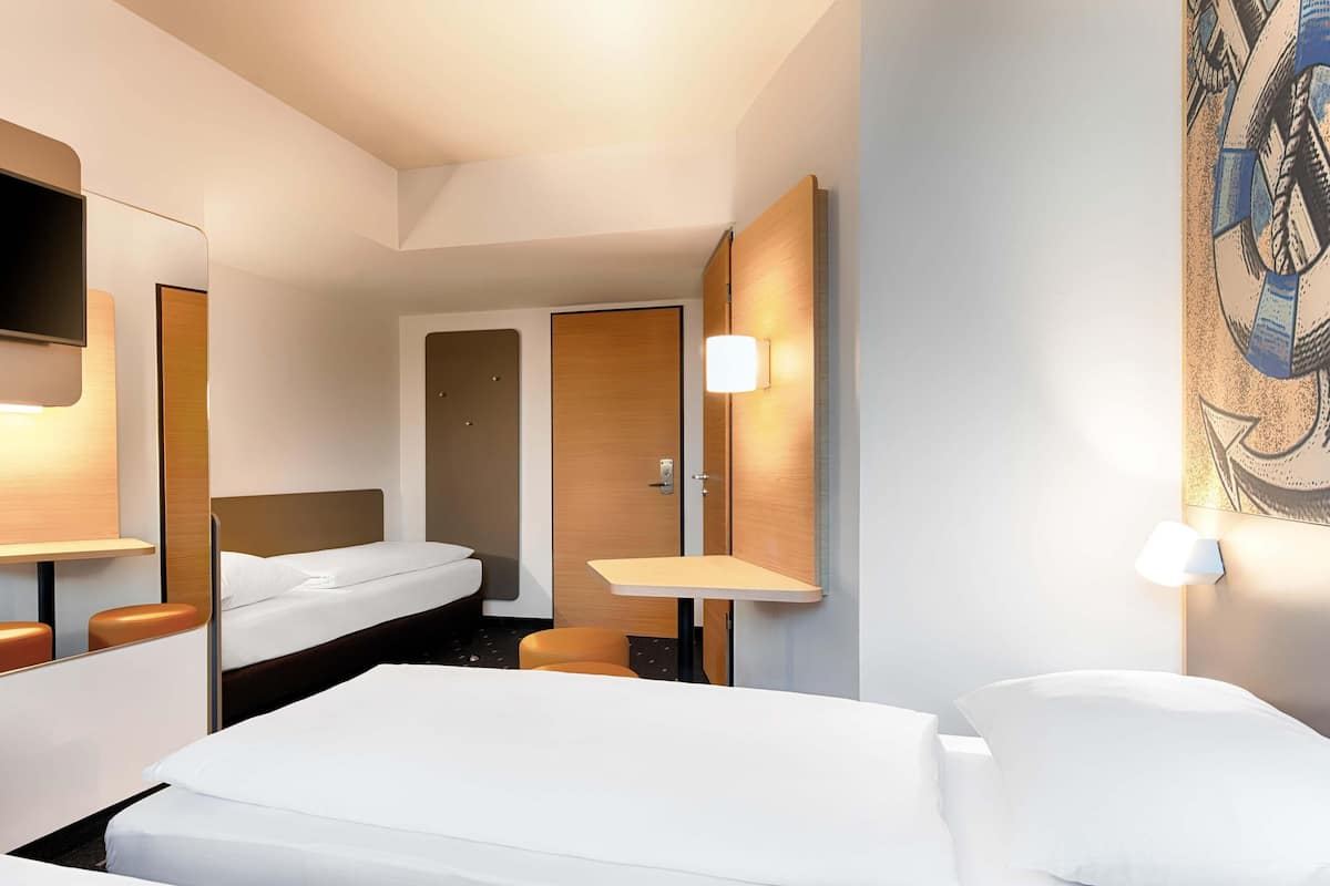 Camera tripla | Biancheria da letto di alta qualità, una scrivania, insonorizzazione