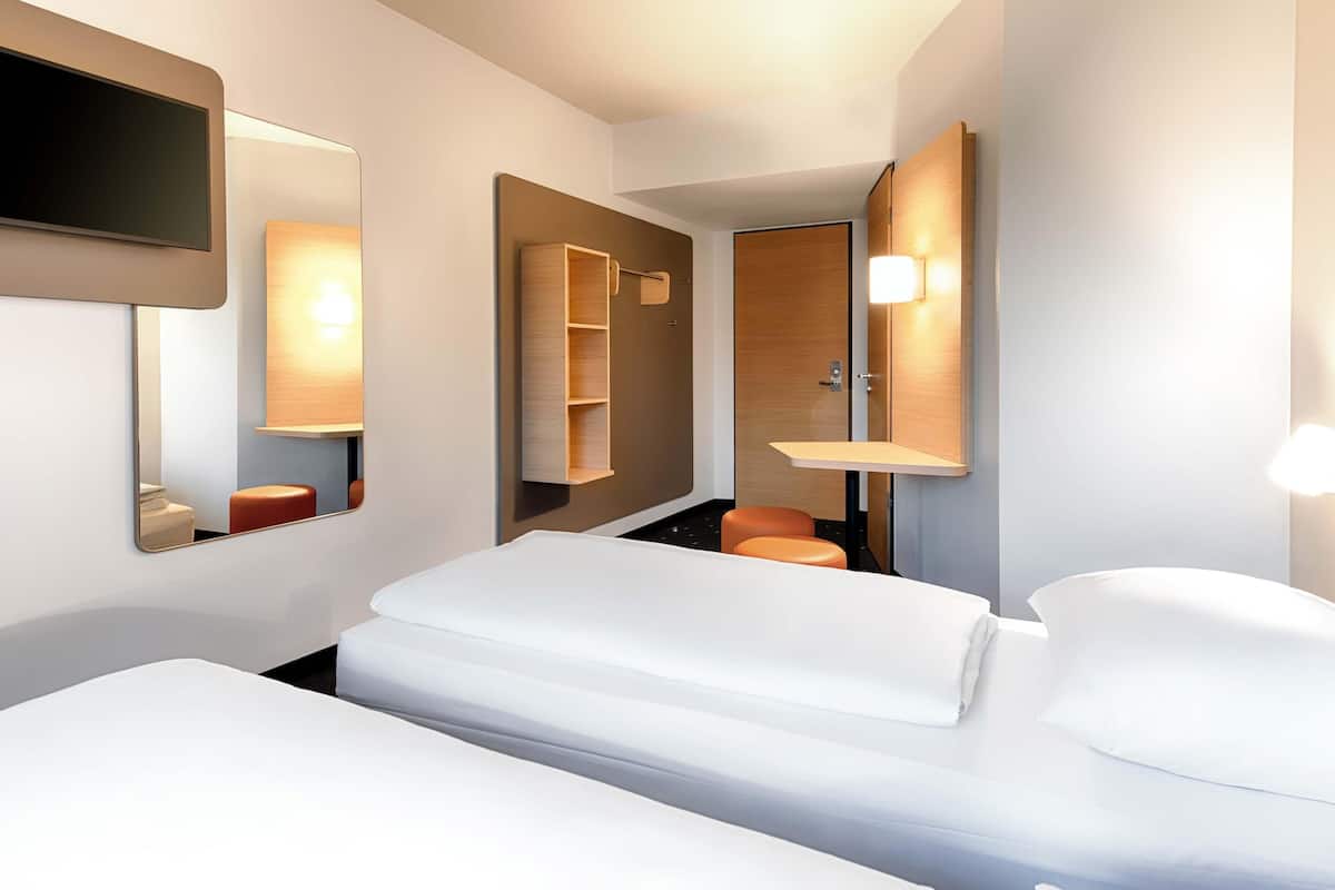Camera con 2 letti singoli | Biancheria da letto di alta qualità, una scrivania, insonorizzazione
