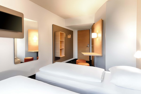 Luxe beddengoed, een bureau, geluiddichte muren, gratis wifi