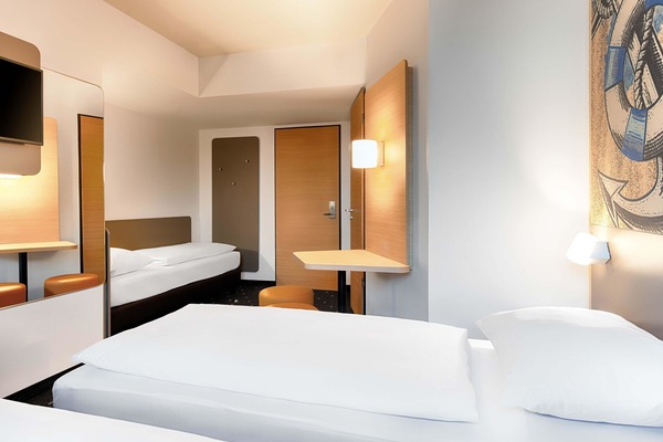 Triple Room | Premium bedding, desk, soundproofing, WiFi (free)
