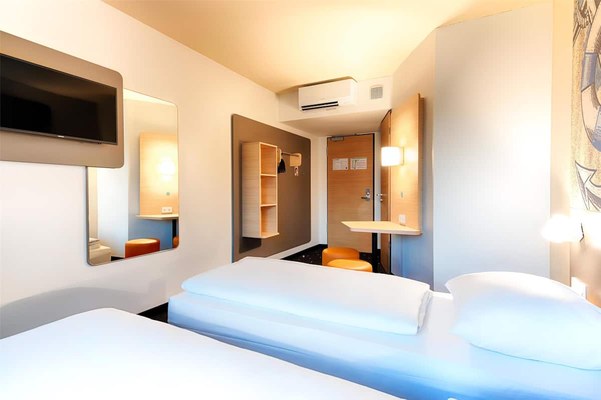 Chambre avec lits jumeaux | 1 chambre, literie de qualitĂ©, bureau, systĂšme dâinsonorisation