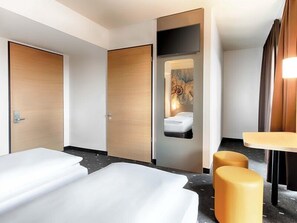 Premium bedding, desk, soundproofing, WiFi (free) - B&B Hotel Emden (Emden)