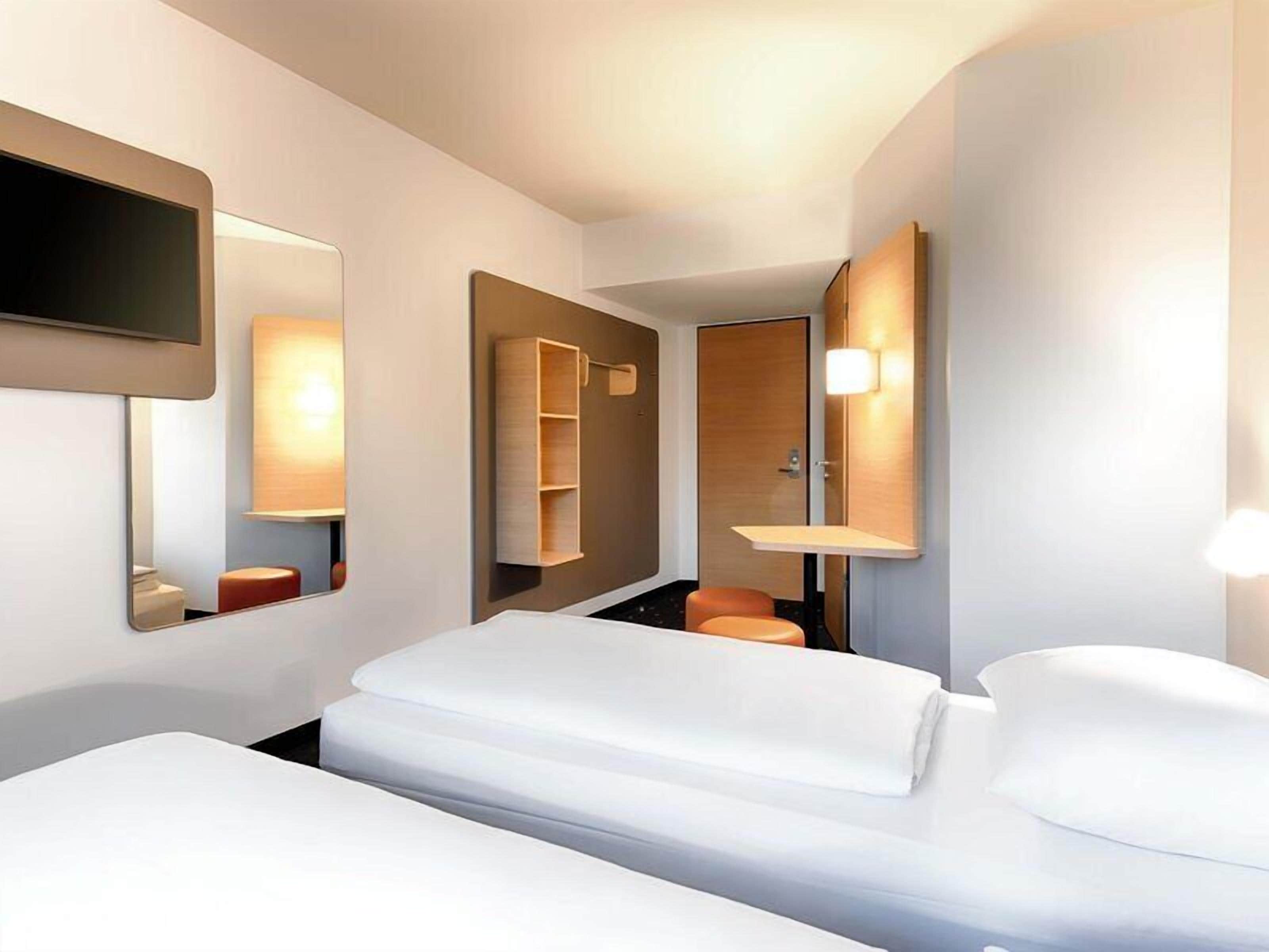 Zweibettzimmer | Hochwertige Bettwaren, Schreibtisch, schallisolierte Zimmer