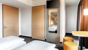 Hochwertige Bettwaren, Schreibtisch, schallisolierte Zimmer