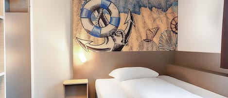 Shower, pengering rambut, handuk, dan sabun