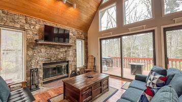 Älytelevisio, takka, pöytäjalkapallopöytä