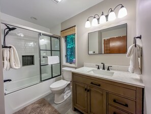 Combined shower/tub, towels