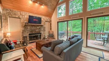 Smart TV, chimenea, futbolito