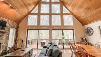 Älytelevisio, takka, pöytäjalkapallopöytä