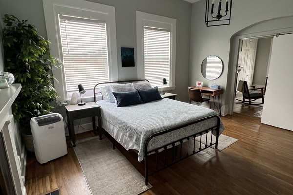 2 chambres, bureau, fer et planche Ă repasser, lit parapluie