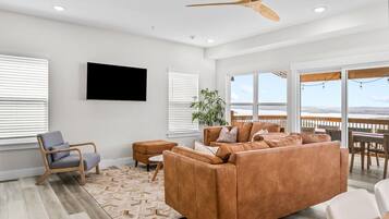 TV connectée, console de jeux vidéo, Netflix, baby-foot