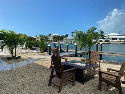 Luxury Holiday Vaca Here! Large outdoor space and dock. Lg hot tub and pool!