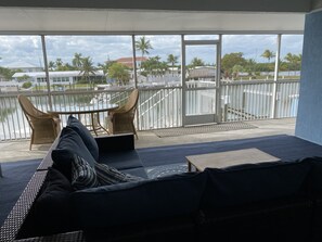 Smart TV, fireplace, table tennis, stereo - Luxury Holiday Vaca Here! Large outdoor space and dock. Lg hot tub and pool! (Marathon)