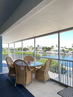Outdoor dining - Luxury Holiday Vaca Here! Large outdoor space and dock. Lg hot tub and pool! (Marathon)