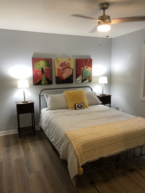 4 bedrooms, free WiFi, bed sheets - The Dugout, Walk to All UGA Sports! (Athens)