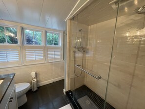 Combined shower/tub, hair dryer, towels, soap - Charming, cozy spacious home within 1 mile walking distance to Oak Bluffs (Oak Bluffs)