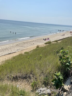 In Strandnähe, Liegestühle, Strandtücher