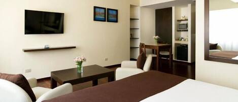 Een strijkplank/strijkijzer, beddengoed