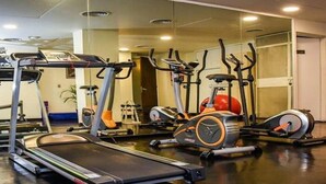 A gym with cardio machines including treadmills and elliptical trainers. - Impeccable Junior Suite with Gym in Buenos Aires (Buenos Aires)
