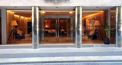 Stylish Junior Suite in the City Center for Romantic Getaway