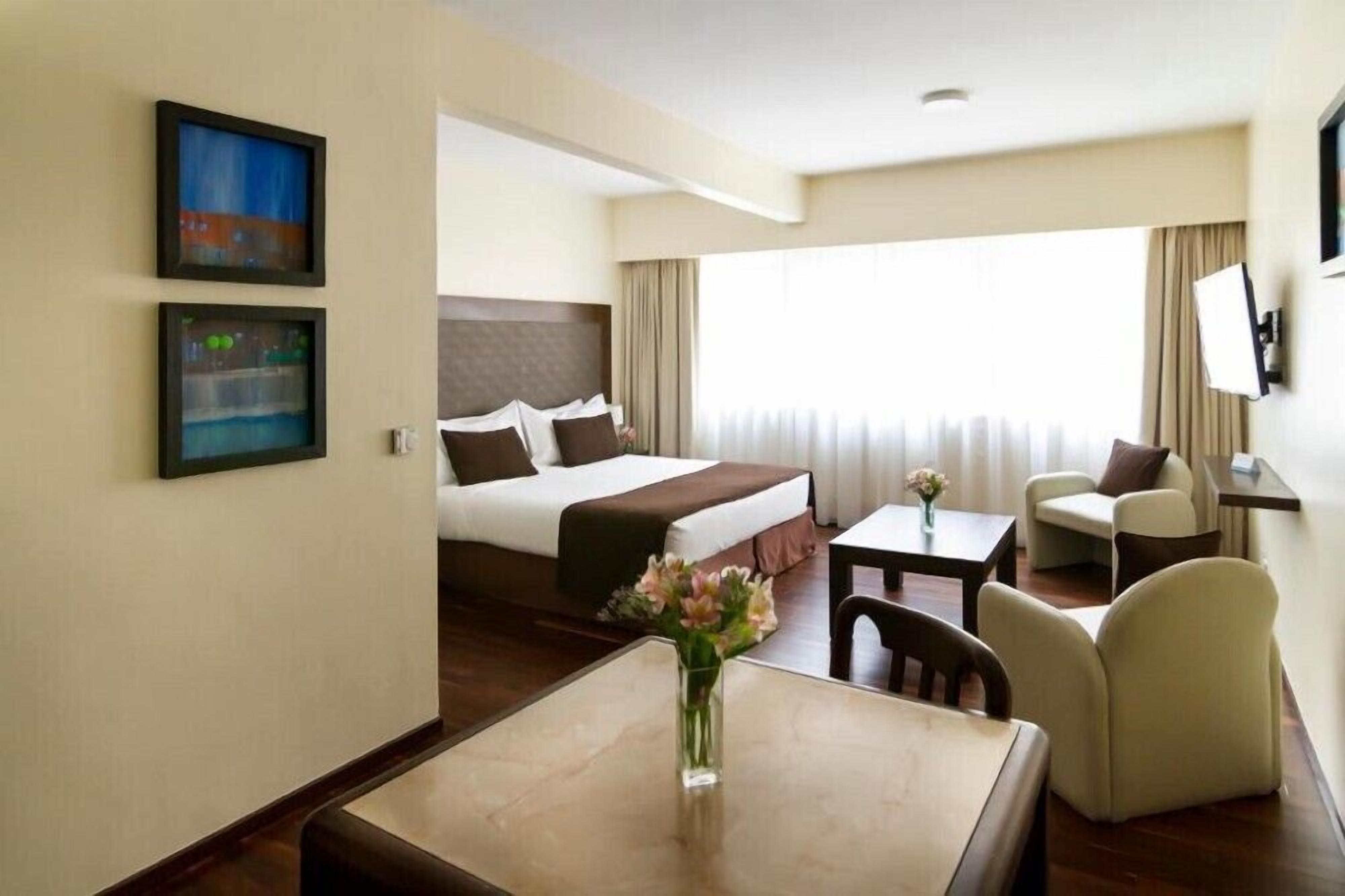 Een strijkplank/strijkijzer, wifi, beddengoed