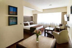 Tabla de planchar con plancha, wifi y ropa de cama